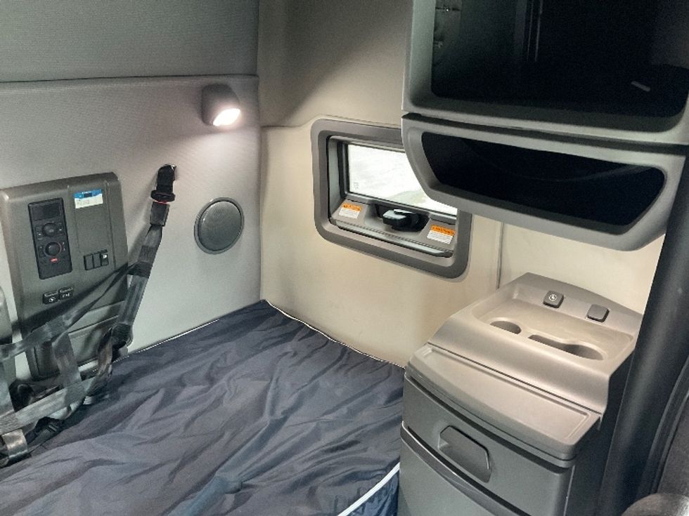 Sleeper Tractor-Heavy Duty Tractors-Volvo-2021-VNL64760-Byron Center-MI-458,226\n\t\tmiles-$ 72,250 - Image 18