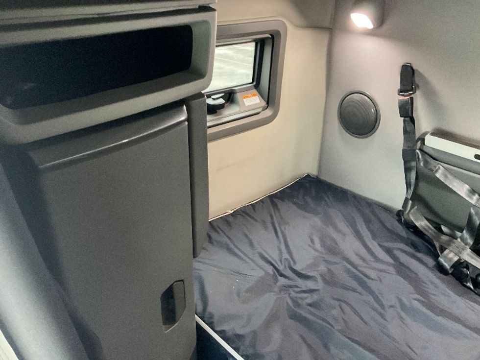 Sleeper Tractor-Heavy Duty Tractors-Volvo-2021-VNL64760-Byron Center-MI-458,226\n\t\tmiles-$ 72,250 - Image 19