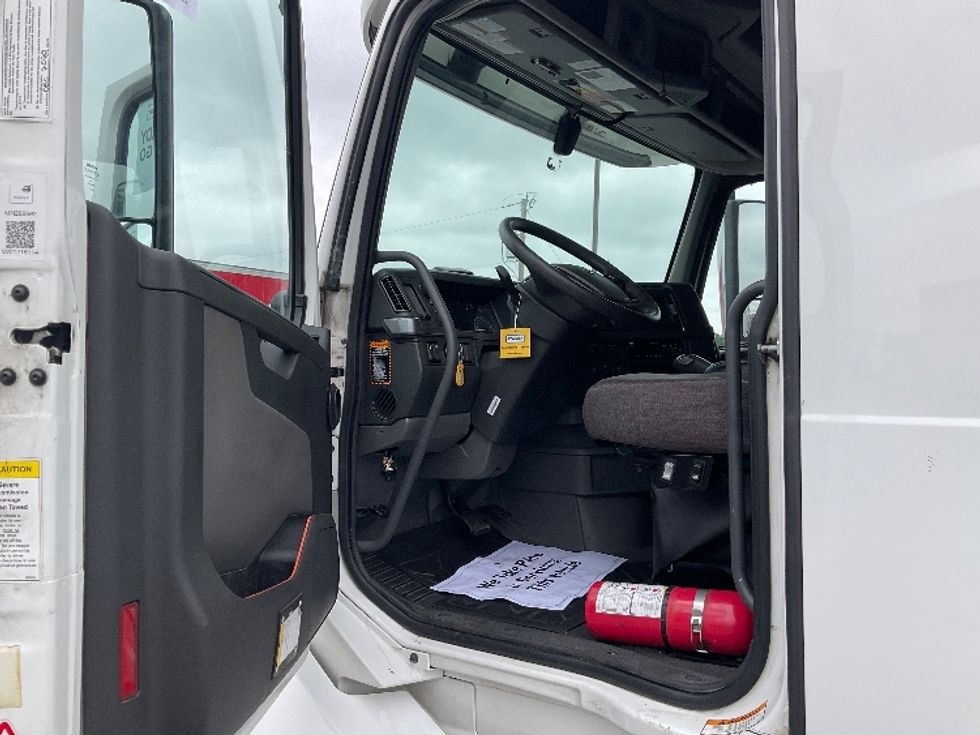 Sleeper Tractor-Heavy Duty Tractors-Volvo-2021-VNL64760-Byron Center-MI-458,226\n\t\tmiles-$ 72,250 - Image 9