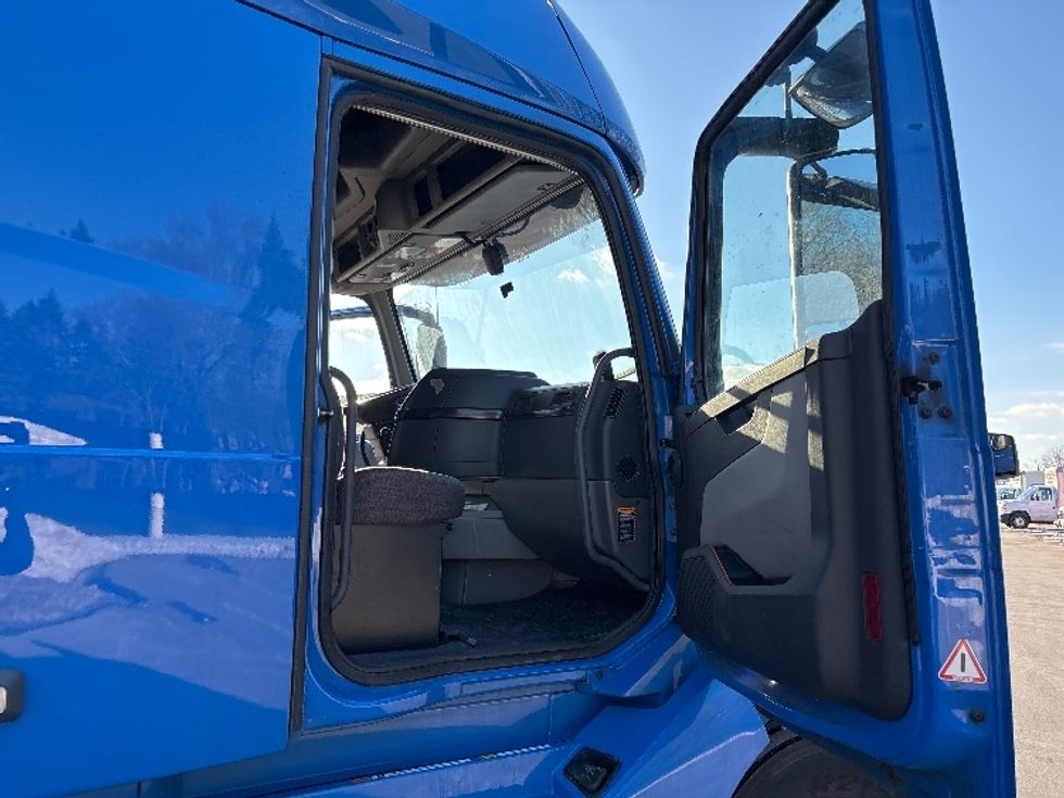 Sleeper Tractor-Heavy Duty Tractors-Volvo-2021-VNL64760-Byron Center-MI-646,910\n\t\tmiles-$ 51,000 - Image 13