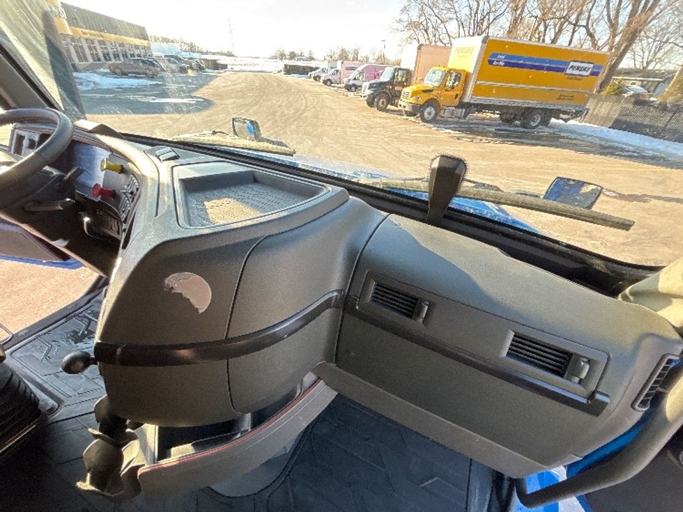 Sleeper Tractor-Heavy Duty Tractors-Volvo-2021-VNL64760-Byron Center-MI-646,910\n\t\tmiles-$ 51,000 - Image 14