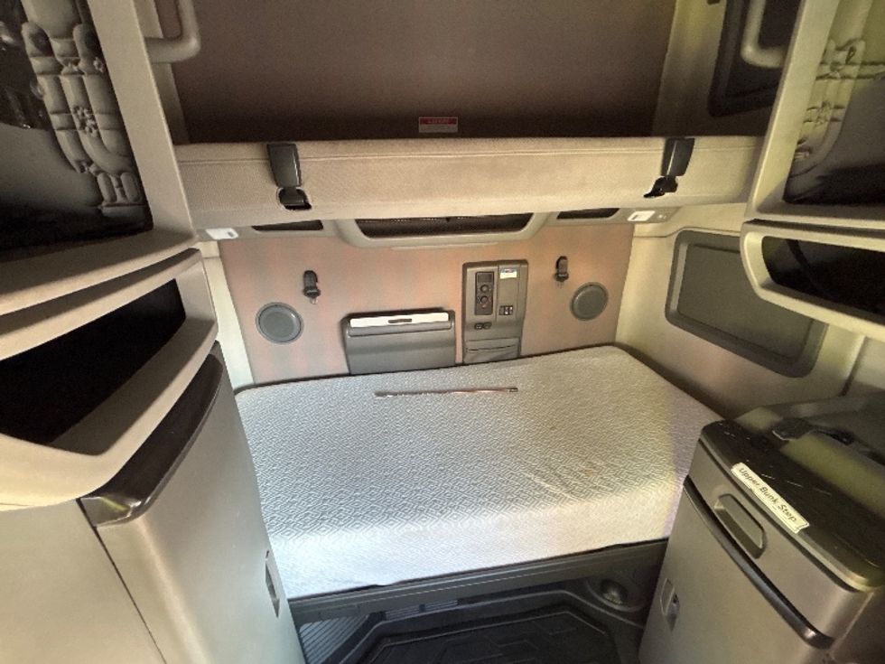 Sleeper Tractor-Heavy Duty Tractors-Volvo-2021-VNL64760-Byron Center-MI-646,910\n\t\tmiles-$ 51,000 - Image 16