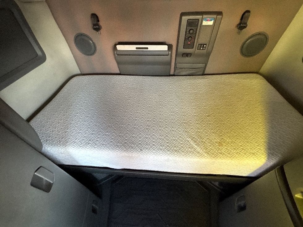 Sleeper Tractor-Heavy Duty Tractors-Volvo-2021-VNL64760-Byron Center-MI-646,910\n\t\tmiles-$ 51,000 - Image 17