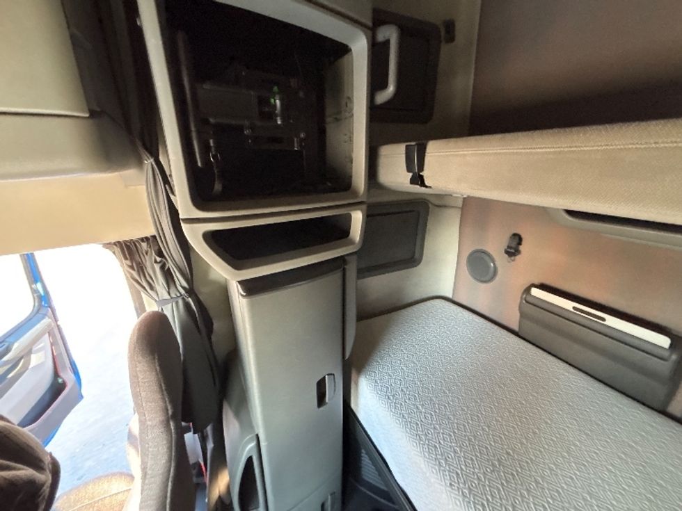 Sleeper Tractor-Heavy Duty Tractors-Volvo-2021-VNL64760-Byron Center-MI-646,910\n\t\tmiles-$ 51,000 - Image 19