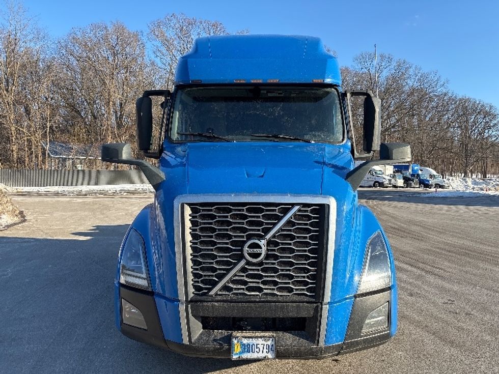 Sleeper Tractor-Heavy Duty Tractors-Volvo-2021-VNL64760-Byron Center-MI-646,910\n\t\tmiles-$ 51,000 - Image 2