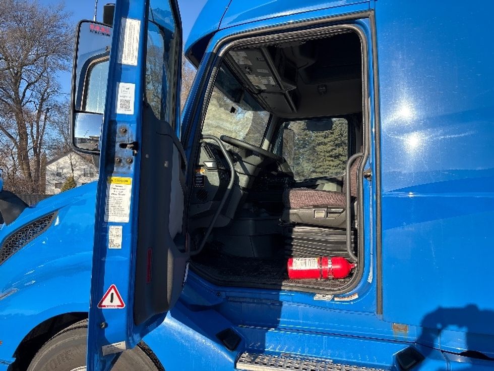 Sleeper Tractor-Heavy Duty Tractors-Volvo-2021-VNL64760-Byron Center-MI-646,910\n\t\tmiles-$ 51,000 - Image 9