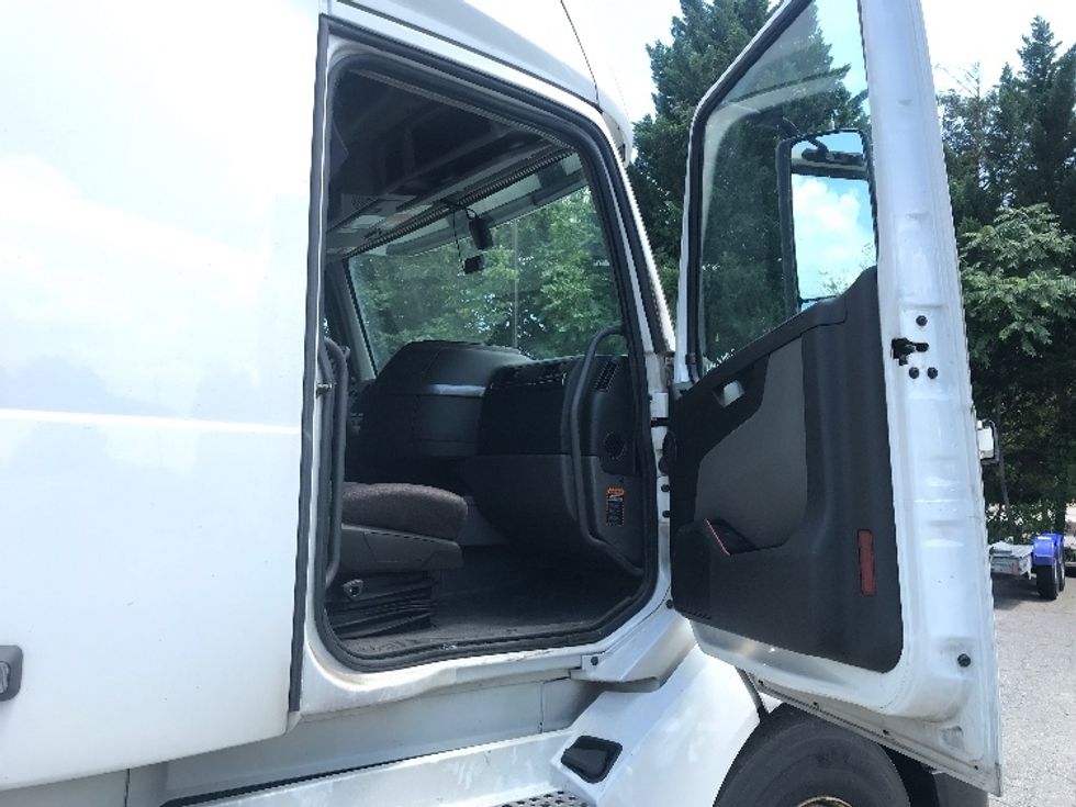 Sleeper Tractor-Heavy Duty Tractors-Volvo-2021-VNL64760-Charlottesville-VA-428,705\n\t\tmiles-$ 75,500 - Image 12