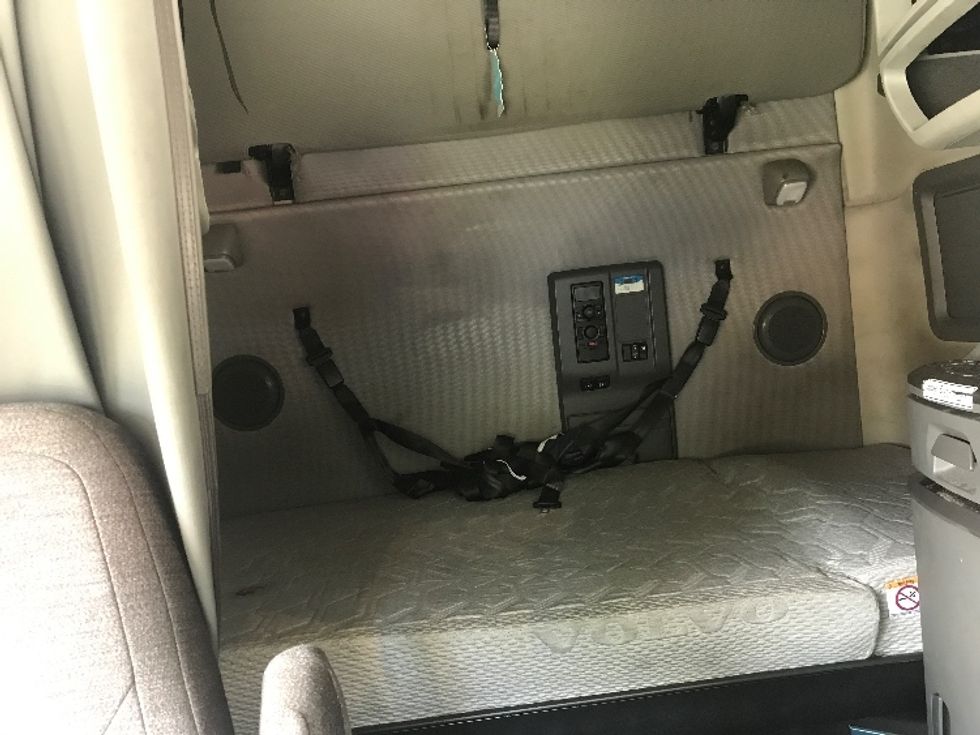 Sleeper Tractor-Heavy Duty Tractors-Volvo-2021-VNL64760-Charlottesville-VA-428,705\n\t\tmiles-$ 75,500 - Image 15