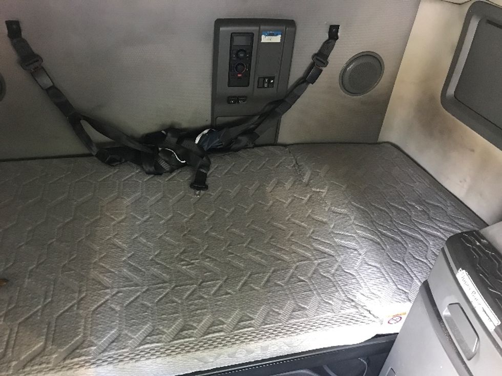 Sleeper Tractor-Heavy Duty Tractors-Volvo-2021-VNL64760-Charlottesville-VA-428,705\n\t\tmiles-$ 75,500 - Image 16