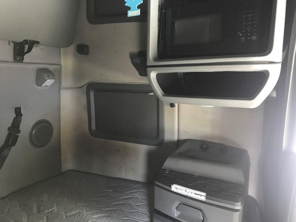 Sleeper Tractor-Heavy Duty Tractors-Volvo-2021-VNL64760-Charlottesville-VA-428,705\n\t\tmiles-$ 75,500 - Image 17