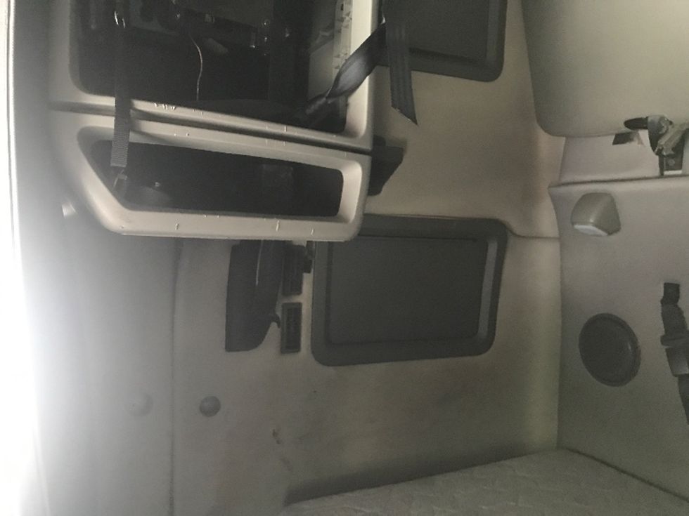 Sleeper Tractor-Heavy Duty Tractors-Volvo-2021-VNL64760-Charlottesville-VA-428,705\n\t\tmiles-$ 75,500 - Image 18