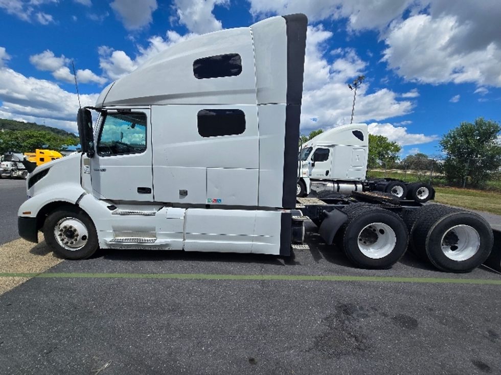 Sleeper Tractor-Heavy Duty Tractors-Volvo-2021-VNL64760-Charlottesville-VA-428,705\n\t\tmiles-$ 75,500 - Image 4