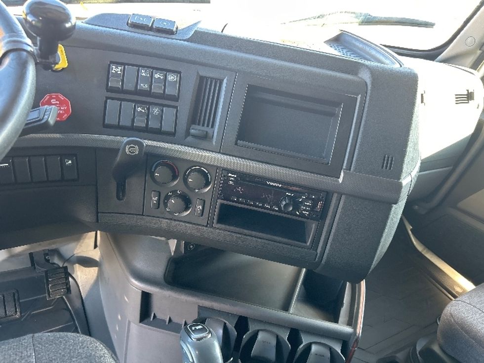 Sleeper Tractor-Heavy Duty Tractors-Volvo-2021-VNL64760-Chicago (Melrose Park)-IL-335,832\n\t\tmiles-$ 71,750 - Image 12