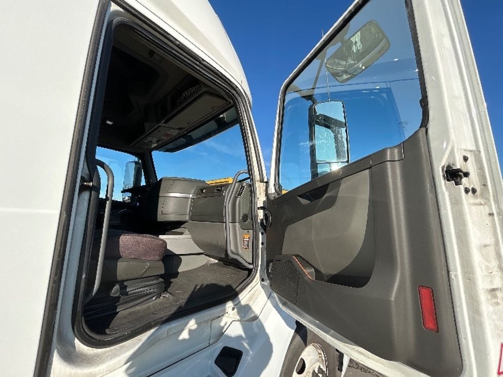 Sleeper Tractor-Heavy Duty Tractors-Volvo-2021-VNL64760-Chicago (Melrose Park)-IL-335,832\n\t\tmiles-$ 71,750 - Image 13