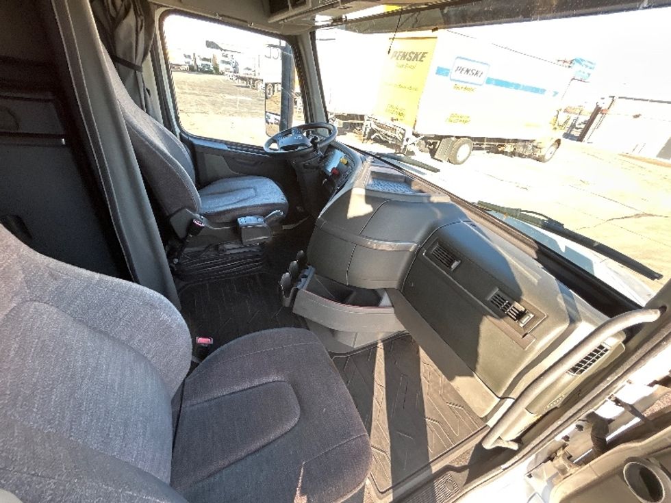 Sleeper Tractor-Heavy Duty Tractors-Volvo-2021-VNL64760-Chicago (Melrose Park)-IL-335,832\n\t\tmiles-$ 71,750 - Image 15