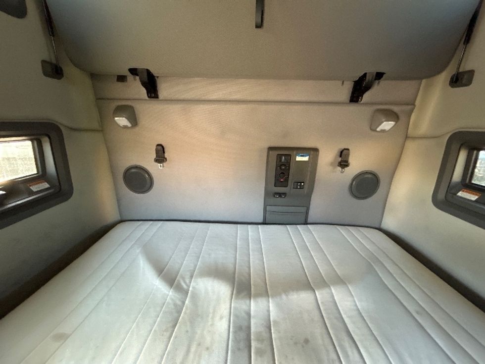 Sleeper Tractor-Heavy Duty Tractors-Volvo-2021-VNL64760-Chicago (Melrose Park)-IL-335,832\n\t\tmiles-$ 71,750 - Image 16