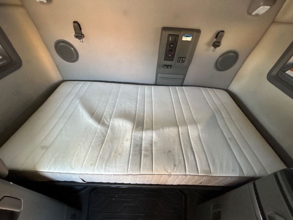 Sleeper Tractor-Heavy Duty Tractors-Volvo-2021-VNL64760-Chicago (Melrose Park)-IL-335,832\n\t\tmiles-$ 71,750 - Image 17