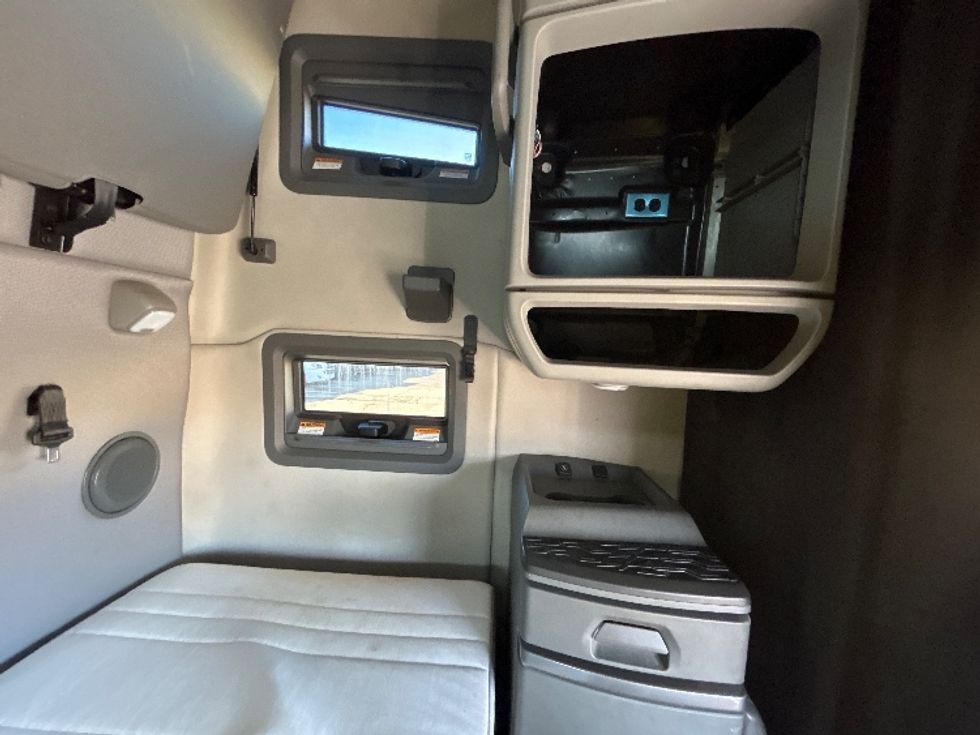 Sleeper Tractor-Heavy Duty Tractors-Volvo-2021-VNL64760-Chicago (Melrose Park)-IL-335,832\n\t\tmiles-$ 71,750 - Image 18