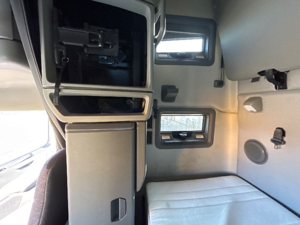 Sleeper Tractor-Heavy Duty Tractors-Volvo-2021-VNL64760-Chicago (Melrose Park)-IL-335,832\n\t\tmiles-$ 71,750 - Image 19