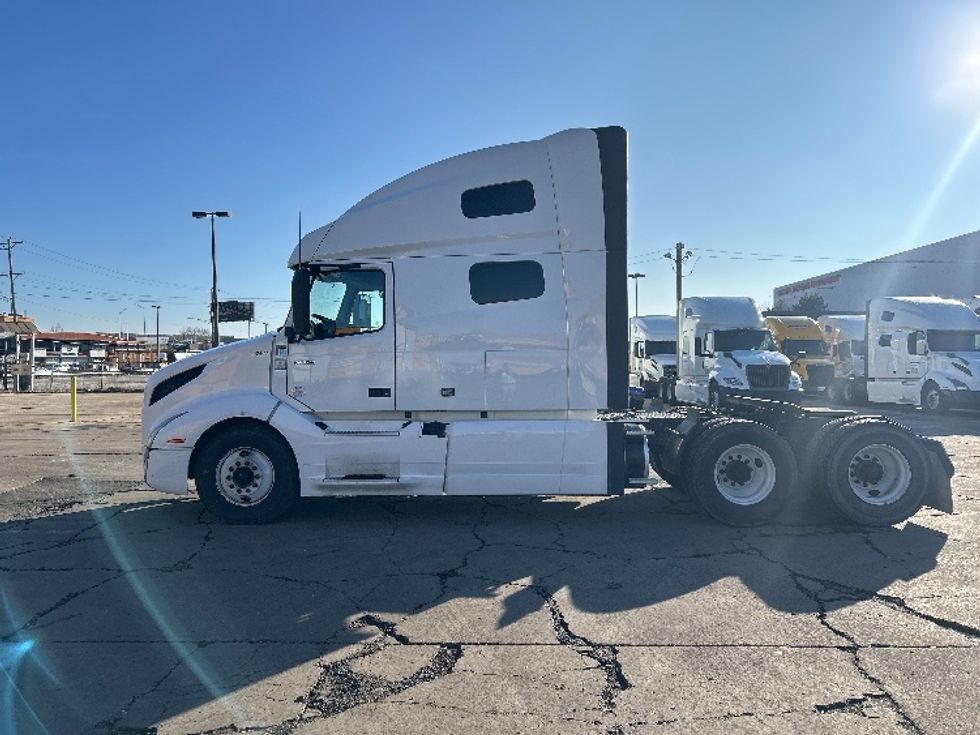 Sleeper Tractor-Heavy Duty Tractors-Volvo-2021-VNL64760-Chicago (Melrose Park)-IL-335,832\n\t\tmiles-$ 71,750 - Image 4