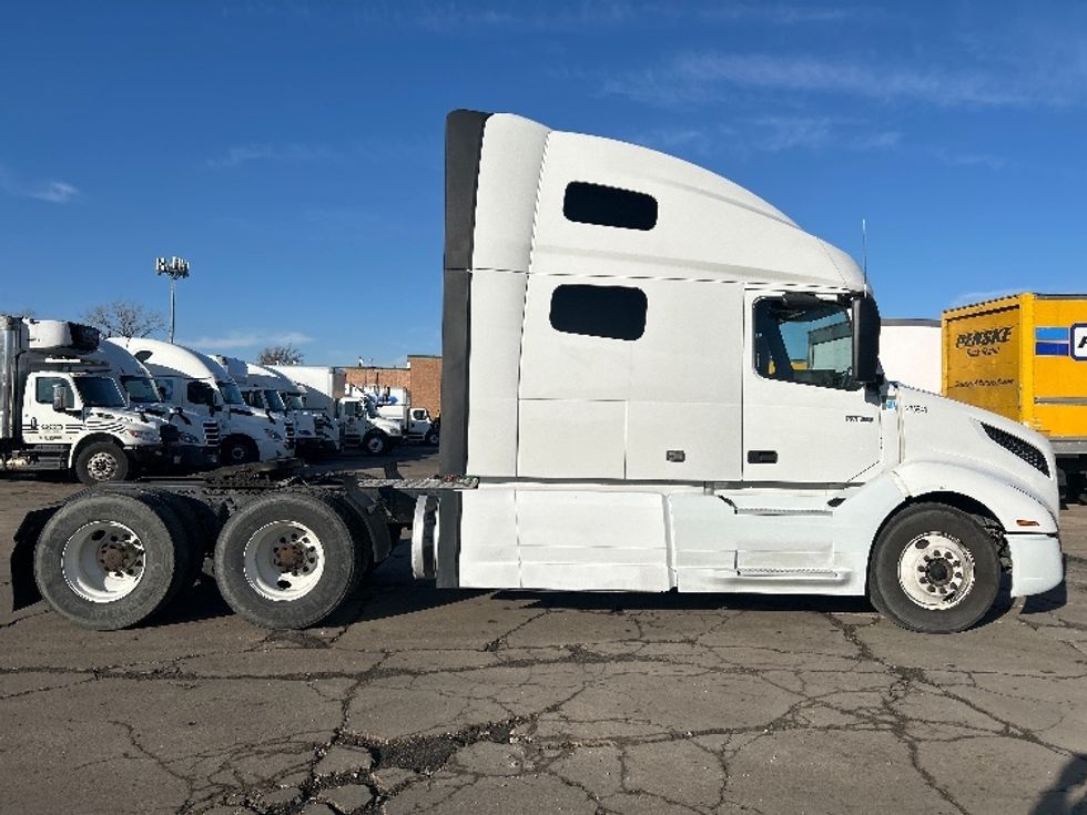 Sleeper Tractor-Heavy Duty Tractors-Volvo-2021-VNL64760-Chicago (Melrose Park)-IL-335,832\n\t\tmiles-$ 71,750 - Image 8