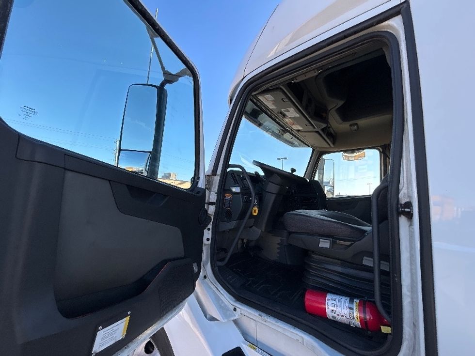 Sleeper Tractor-Heavy Duty Tractors-Volvo-2021-VNL64760-Chicago (Melrose Park)-IL-335,832\n\t\tmiles-$ 71,750 - Image 9