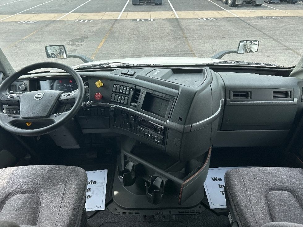 Sleeper Tractor-Heavy Duty Tractors-Volvo-2021-VNL64760-Chicago (Melrose Park)-IL-554,038\n\t\tmiles-$ 59,750 - Image 12