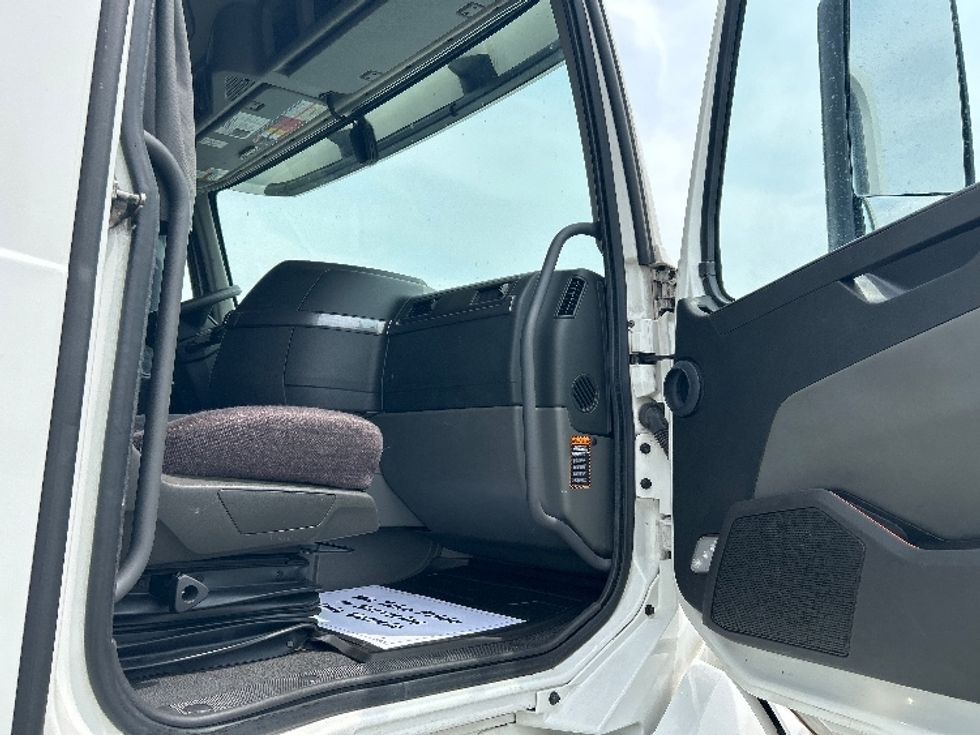 Sleeper Tractor-Heavy Duty Tractors-Volvo-2021-VNL64760-Chicago (Melrose Park)-IL-554,038\n\t\tmiles-$ 59,750 - Image 13