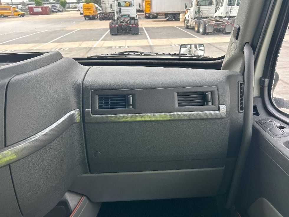 Sleeper Tractor-Heavy Duty Tractors-Volvo-2021-VNL64760-Chicago (Melrose Park)-IL-554,038\n\t\tmiles-$ 59,750 - Image 14