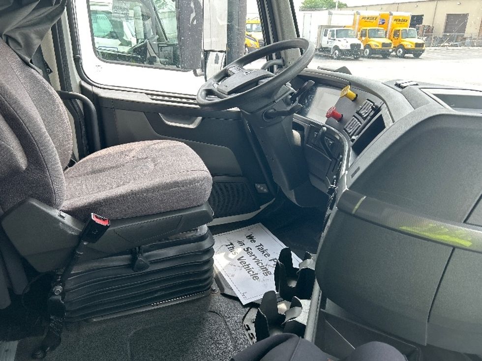 Sleeper Tractor-Heavy Duty Tractors-Volvo-2021-VNL64760-Chicago (Melrose Park)-IL-554,038\n\t\tmiles-$ 59,750 - Image 15