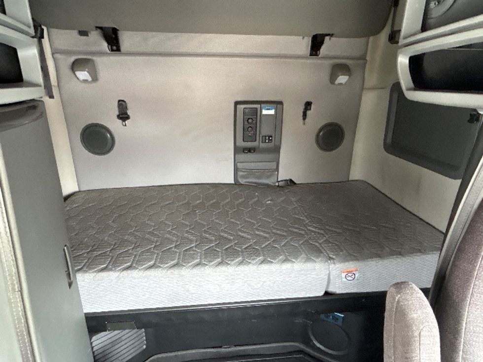 Sleeper Tractor-Heavy Duty Tractors-Volvo-2021-VNL64760-Chicago (Melrose Park)-IL-554,038\n\t\tmiles-$ 59,750 - Image 16