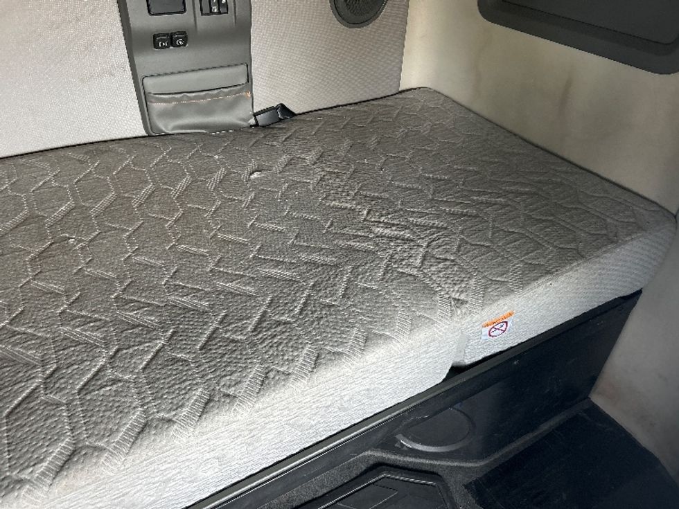 Sleeper Tractor-Heavy Duty Tractors-Volvo-2021-VNL64760-Chicago (Melrose Park)-IL-554,038\n\t\tmiles-$ 59,750 - Image 17