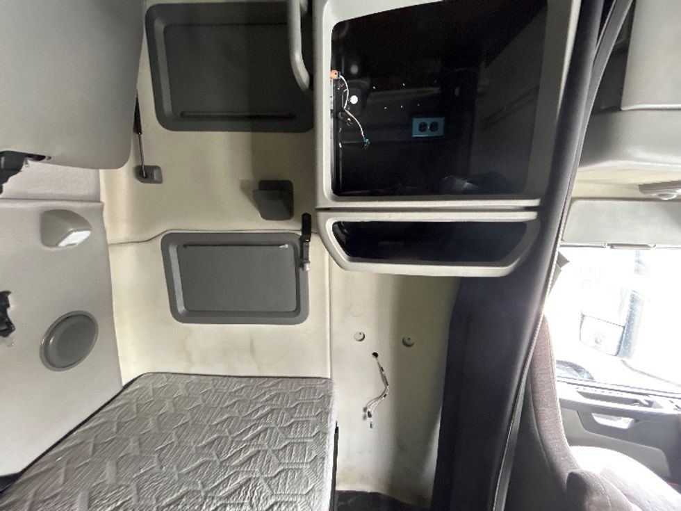 Sleeper Tractor-Heavy Duty Tractors-Volvo-2021-VNL64760-Chicago (Melrose Park)-IL-554,038\n\t\tmiles-$ 59,750 - Image 18