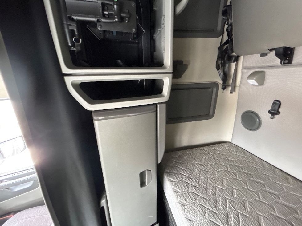 Sleeper Tractor-Heavy Duty Tractors-Volvo-2021-VNL64760-Chicago (Melrose Park)-IL-554,038\n\t\tmiles-$ 59,750 - Image 19