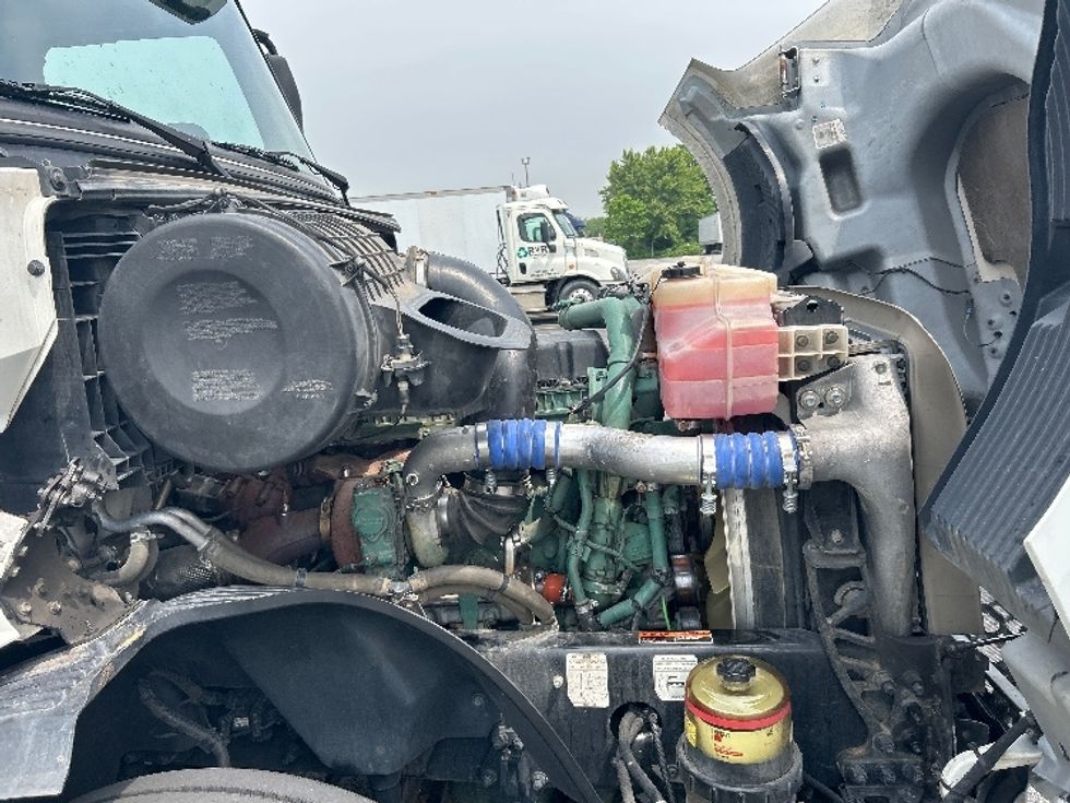 Sleeper Tractor-Heavy Duty Tractors-Volvo-2021-VNL64760-Chicago (Melrose Park)-IL-554,038\n\t\tmiles-$ 59,750 - Image 21