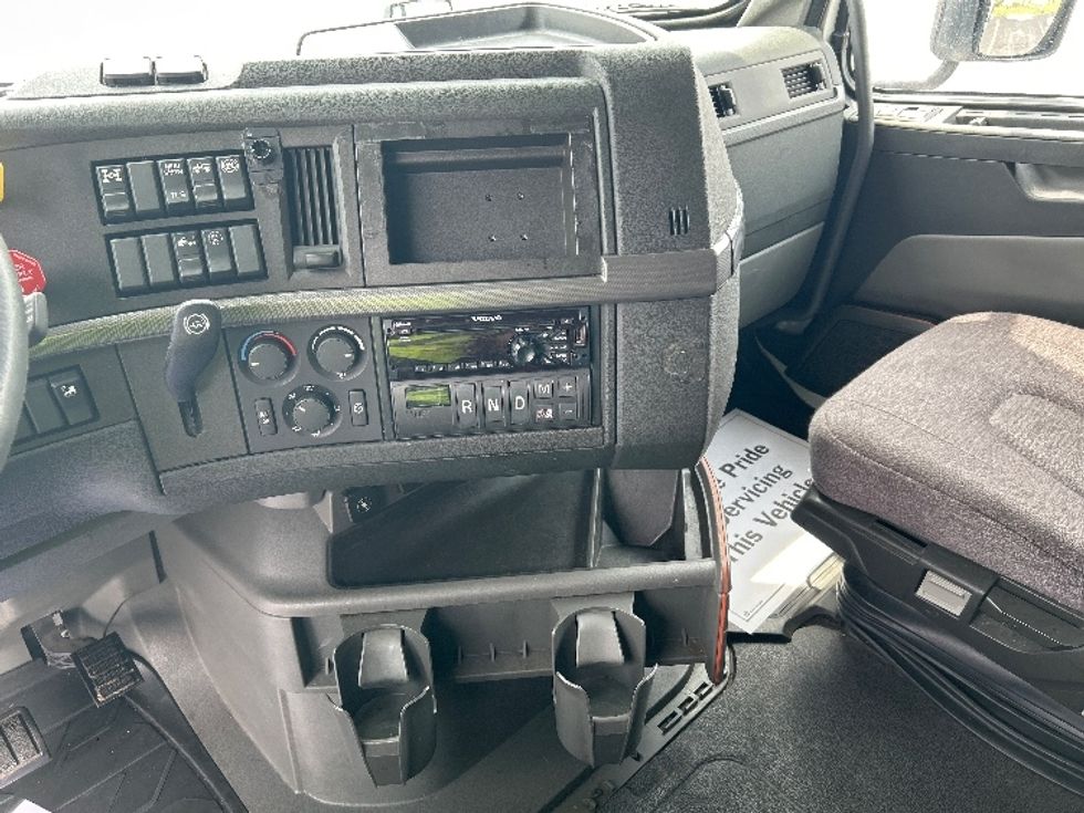 Sleeper Tractor-Heavy Duty Tractors-Volvo-2021-VNL64760-Chicago (Melrose Park)-IL-554,038\n\t\tmiles-$ 59,750 - Image 22