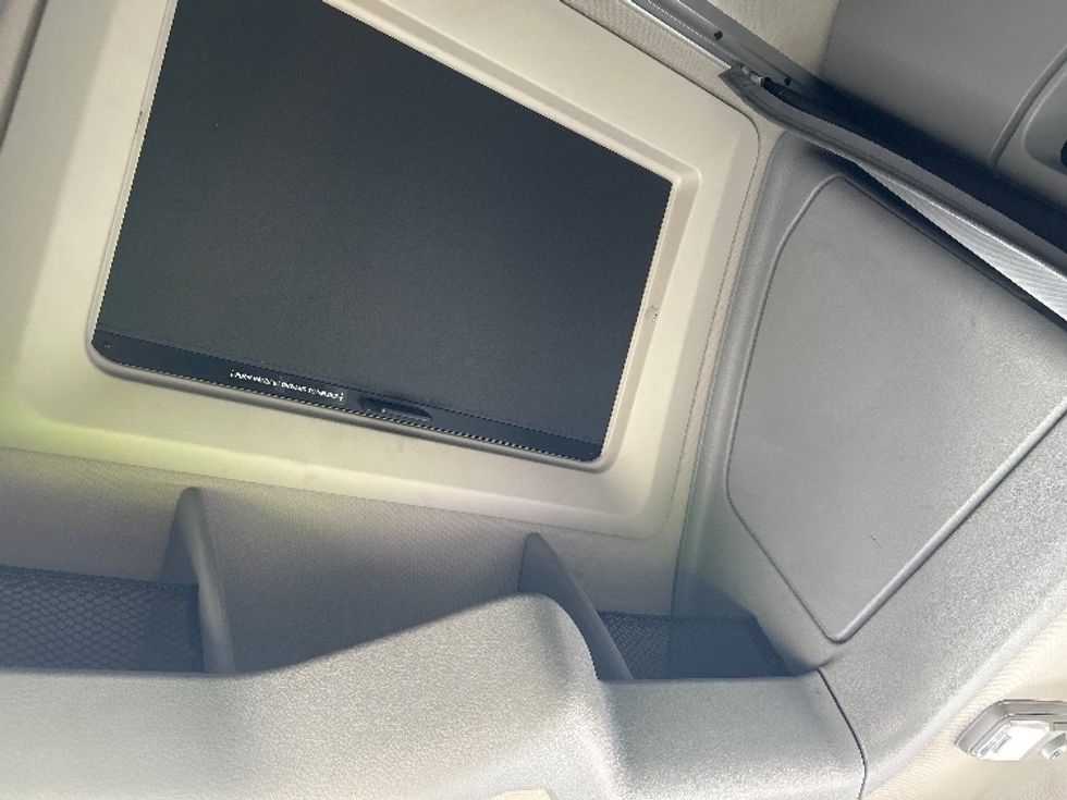 Sleeper Tractor-Heavy Duty Tractors-Volvo-2021-VNL64760-Chicago (Melrose Park)-IL-554,038\n\t\tmiles-$ 59,750 - Image 23