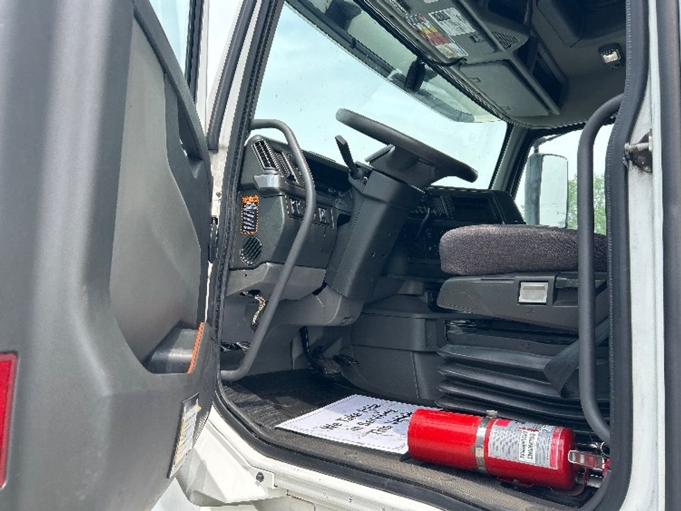 Sleeper Tractor-Heavy Duty Tractors-Volvo-2021-VNL64760-Chicago (Melrose Park)-IL-554,038\n\t\tmiles-$ 59,750 - Image 9