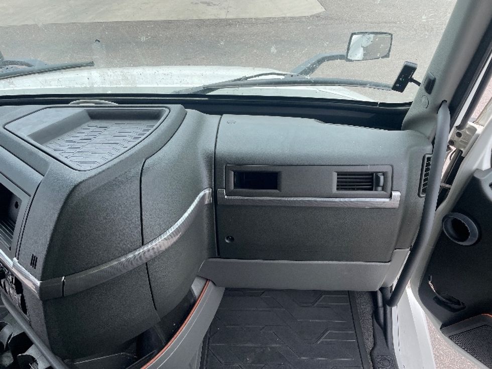 Sleeper Tractor-Heavy Duty Tractors-Volvo-2021-VNL64760-Colorado Springs-CO-429,734\n\t\tmiles-$ 80,500 - Image 14