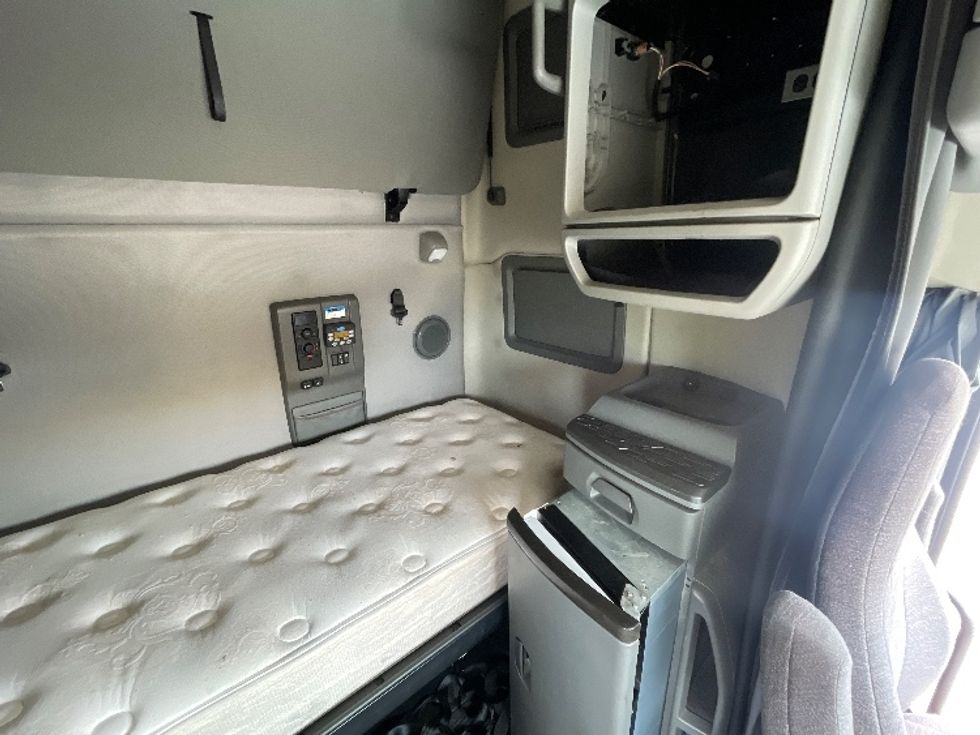 Sleeper Tractor-Heavy Duty Tractors-Volvo-2021-VNL64760-Colorado Springs-CO-429,734\n\t\tmiles-$ 80,500 - Image 18