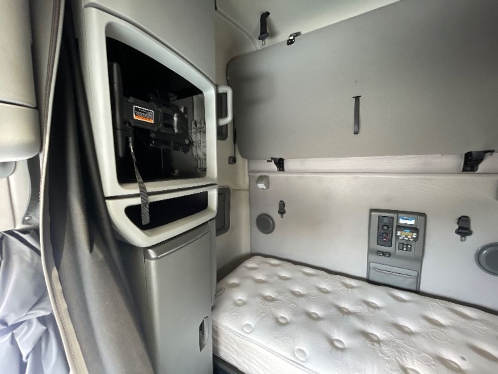 Sleeper Tractor-Heavy Duty Tractors-Volvo-2021-VNL64760-Colorado Springs-CO-429,734\n\t\tmiles-$ 80,500 - Image 19