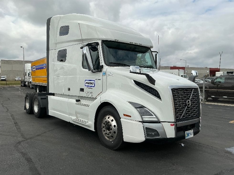 Sleeper Tractor-Heavy Duty Tractors-Volvo-2021-VNL64760-Columbus-OH-417,083\n\t\tmiles-$ 76,250 - Image 1