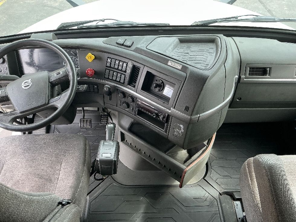 Sleeper Tractor-Heavy Duty Tractors-Volvo-2021-VNL64760-Columbus-OH-417,083\n\t\tmiles-$ 76,250 - Image 12