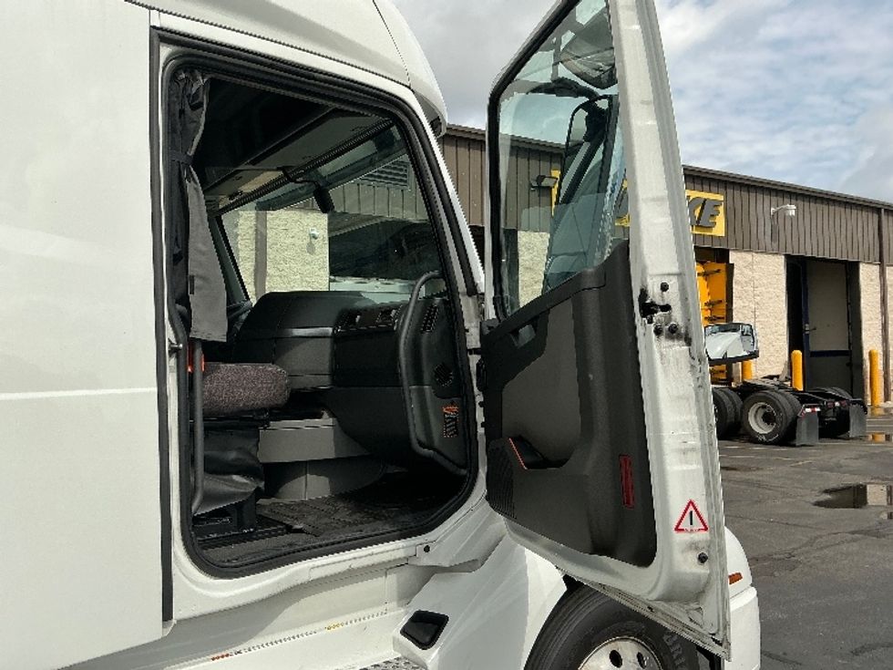Sleeper Tractor-Heavy Duty Tractors-Volvo-2021-VNL64760-Columbus-OH-417,083\n\t\tmiles-$ 76,250 - Image 13