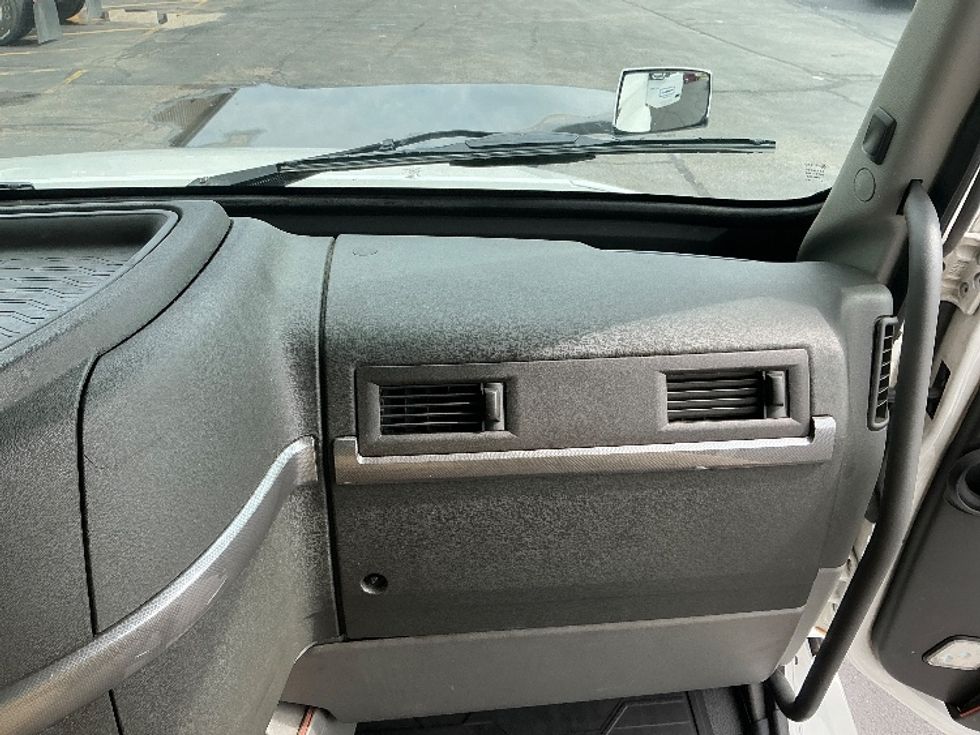 Sleeper Tractor-Heavy Duty Tractors-Volvo-2021-VNL64760-Columbus-OH-417,083\n\t\tmiles-$ 76,250 - Image 14