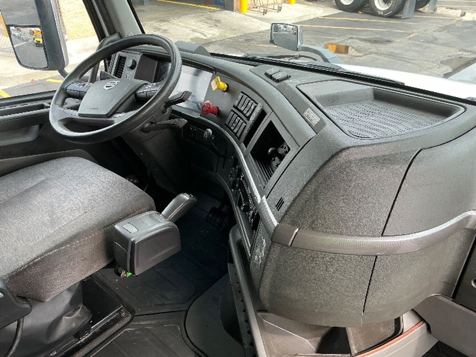 Sleeper Tractor-Heavy Duty Tractors-Volvo-2021-VNL64760-Columbus-OH-417,083\n\t\tmiles-$ 76,250 - Image 15