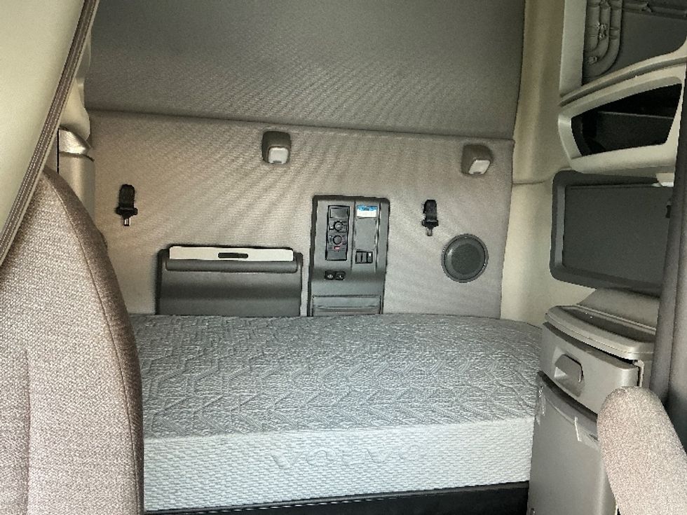 Sleeper Tractor-Heavy Duty Tractors-Volvo-2021-VNL64760-Columbus-OH-417,083\n\t\tmiles-$ 76,250 - Image 16