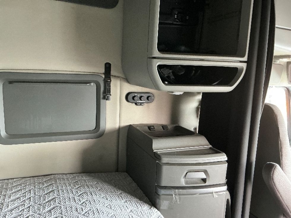 Sleeper Tractor-Heavy Duty Tractors-Volvo-2021-VNL64760-Columbus-OH-417,083\n\t\tmiles-$ 76,250 - Image 18