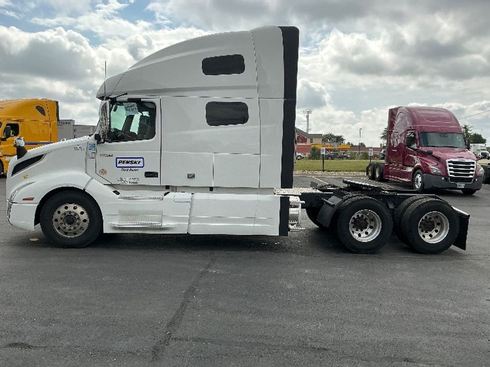 Sleeper Tractor-Heavy Duty Tractors-Volvo-2021-VNL64760-Columbus-OH-417,083\n\t\tmiles-$ 76,250 - Image 4