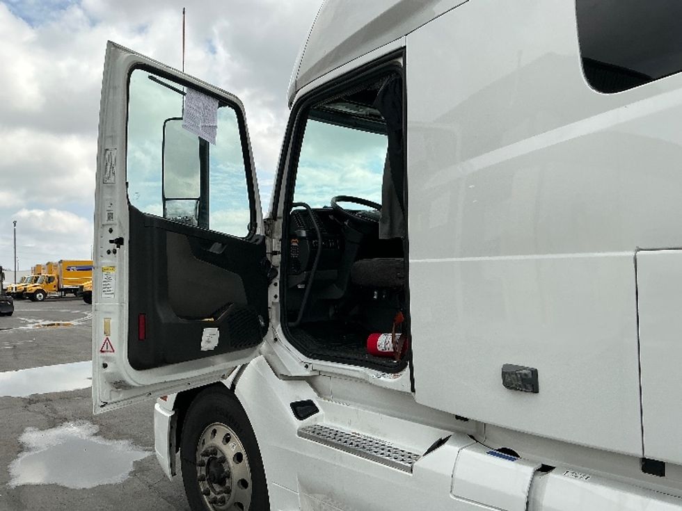 Sleeper Tractor-Heavy Duty Tractors-Volvo-2021-VNL64760-Columbus-OH-417,083\n\t\tmiles-$ 76,250 - Image 9